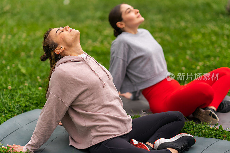 闺蜜在户外放松锻炼