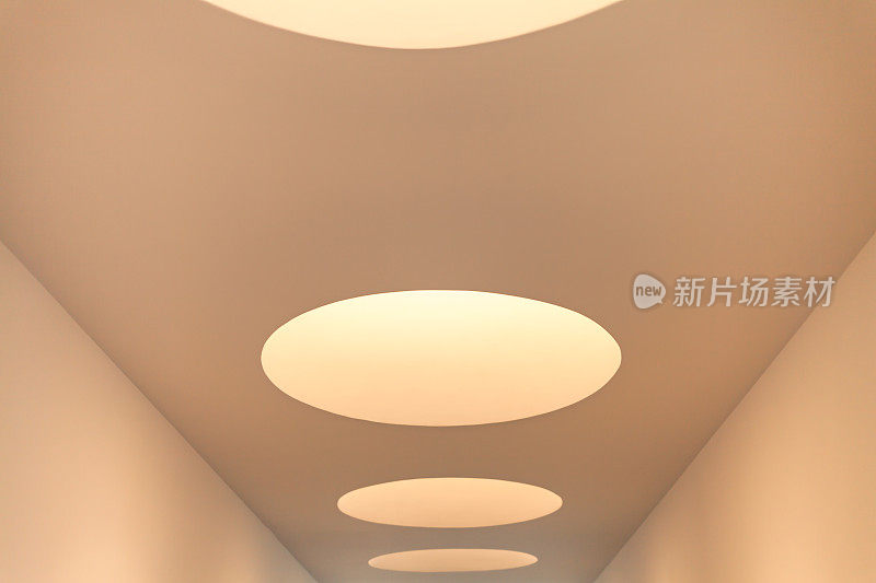 走廊的天花板上有圆形的嵌入式灯