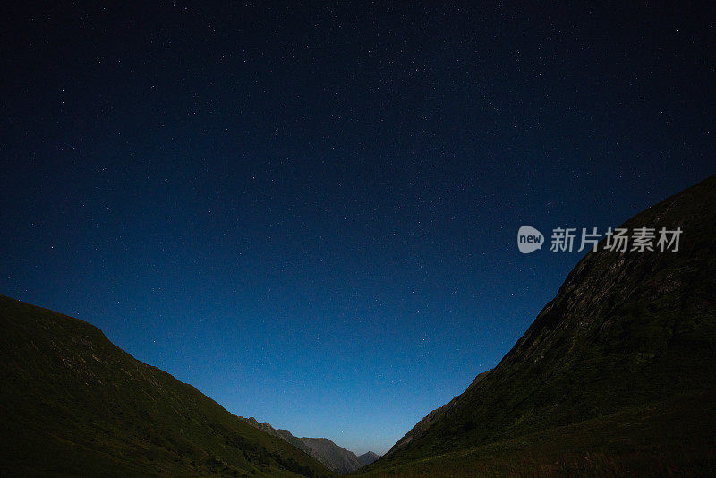 星夜在山峦和山峦的剪影