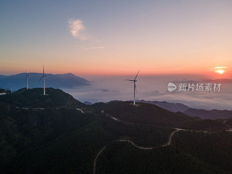 地平线上的太阳和云海，山上的风能