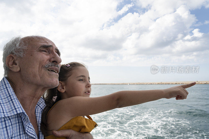 爷爷和孙子在渡船上旅行