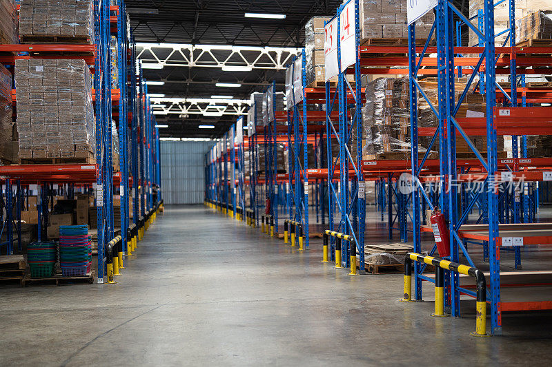 在大型仓库储存仓库中常用高水平的仓库钢蓝货架来管理货架上的储存