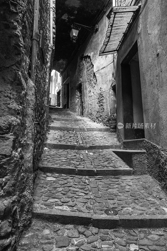 维托里奥城堡，利古里亚，意大利北部:古老狭窄。黑白照片