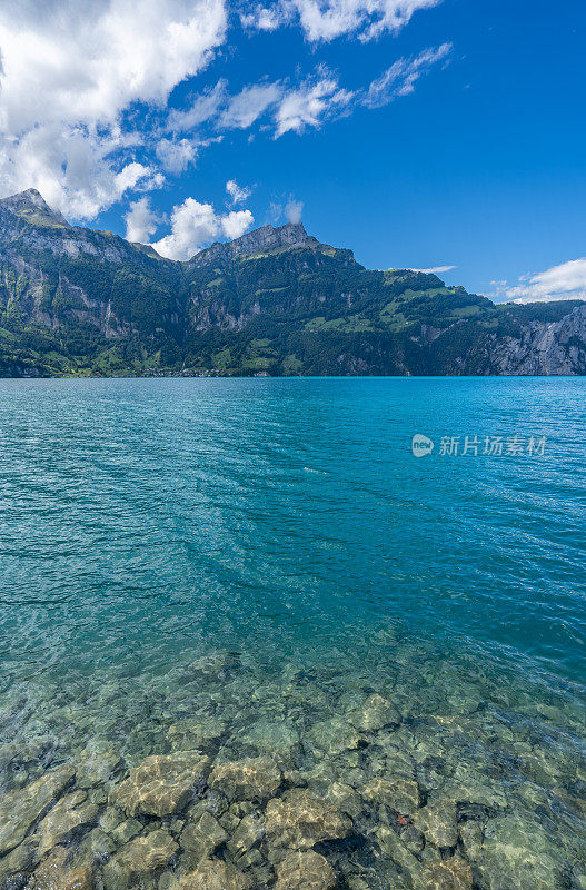美丽的瑞士阿尔卑斯山高耸于瑞士卢塞恩湖蓝绿色的湖水之上