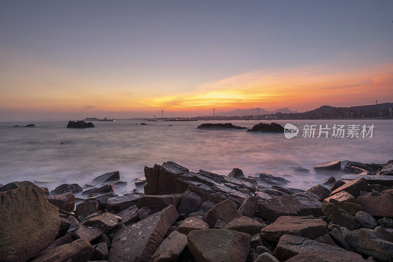 海边岩石的慢镜头