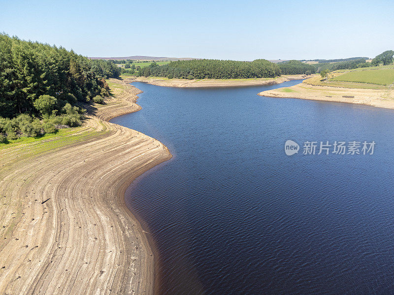 2022年夏季英国干旱，英国英格兰约克郡开阔乡村的地表淡水水库水位极低