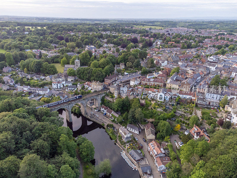 Nidd河和Knaresborough的铁路高架桥鸟瞰图，英格兰，英国，北约克郡。用0级无人机拍摄的