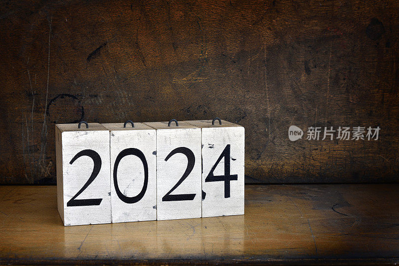 2024年用木块写在旧的旧木板的黑色背景上