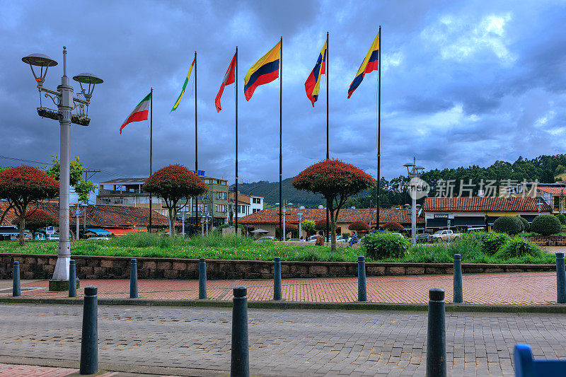 哥伦比亚，齐帕奎拉:穿过街道和城市独立广场