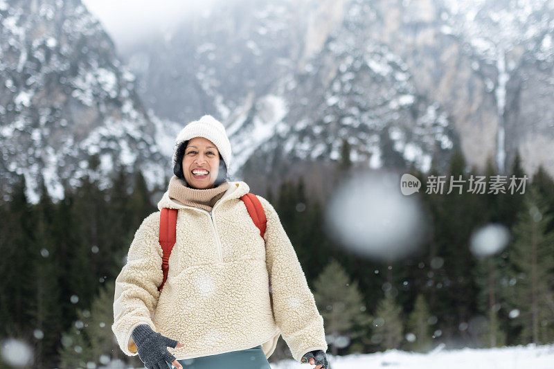 朋友们在雪谷中徒步旅行。