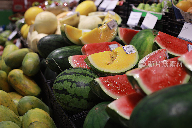 夏季热带水果，西瓜，木瓜和香蕉在杂货店的货架上展示