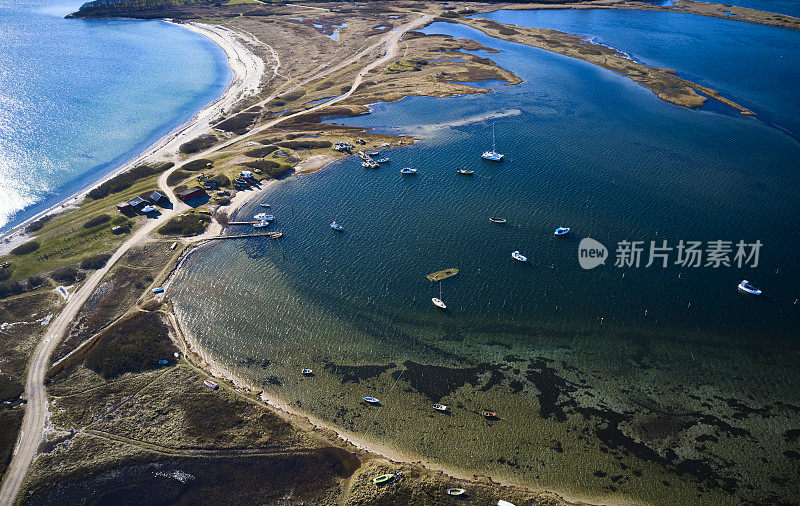 乘坐小船眺望海湾