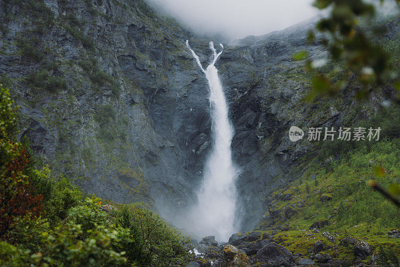 Mardalsfossen瀑布在挪威风景优美的绿色山谷的戏剧性的观点