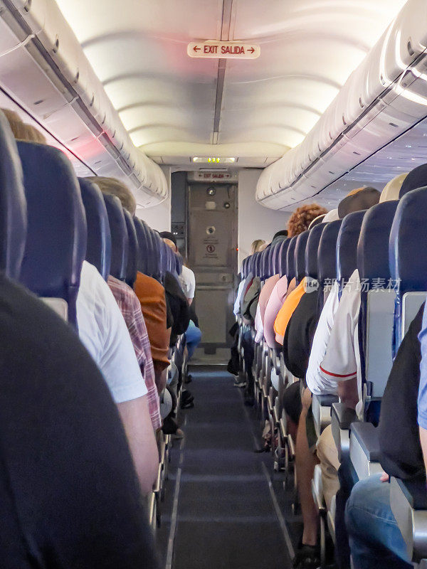飞机内舱挤满了乘客
