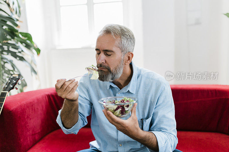 成年男性吃健康零食、保健饮食理念，老年男性吃新鲜沙拉