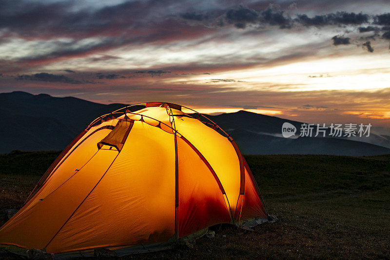 晚上在山里露营的帐篷