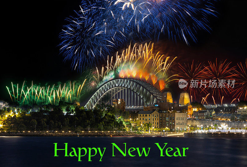 悉尼海港大桥跨年前夜的烟花，五彩缤纷的NYE焰火作品用鲜艳的多色点亮了澳大利亚新南威尔士州的夜空。写的字新年快乐。