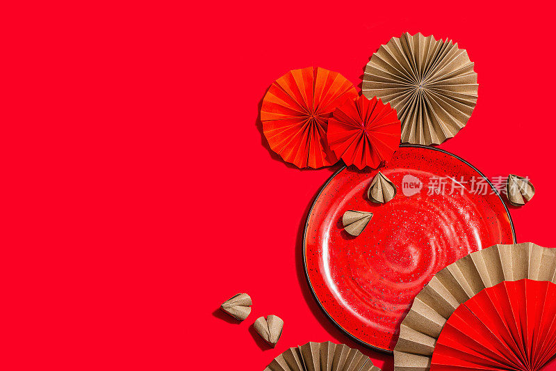 春节快乐的传统观念。东方亚洲风格的纸扇，红色背景