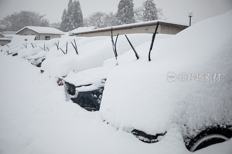 日本北部的大雪导致汽车被困在停车场