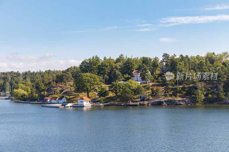 从游轮上看斯德哥尔摩群岛。岸边的小屋