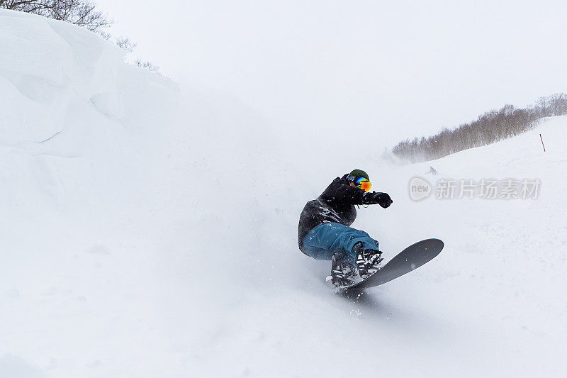 滑雪运动员在日本北部著名的粉雪上滑雪