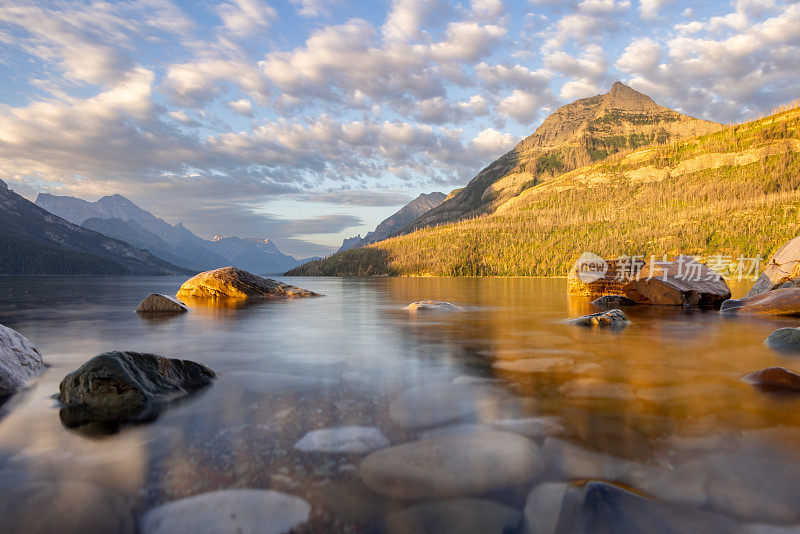 加拿大阿尔伯塔省沃特顿湖国家公园日出处的沃特顿湖