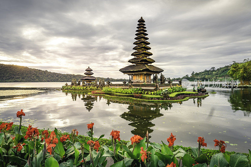 乌伦达努指的是印度尼西亚巴厘岛的坦庙