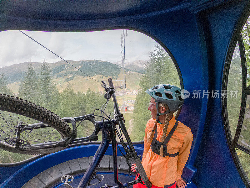 夏天，女山地自行车手在缆车内