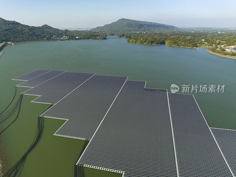 漂浮在水上的太阳能发电厂鸟瞰图
