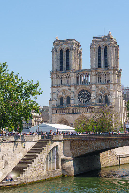 巴黎圣母院位于塞纳河旁