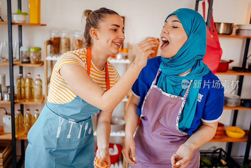 两个年轻的女人在家里准备健康的食物和饮料