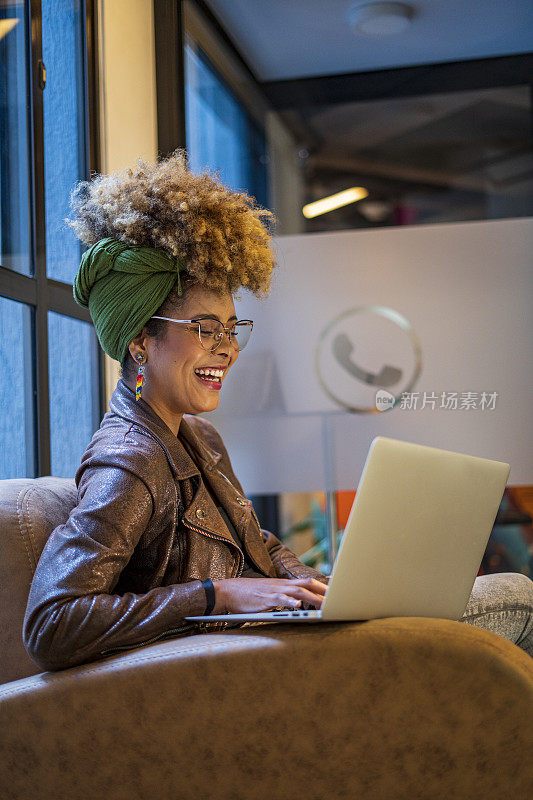 拉丁女人在办公室用她的笔记本电脑工作