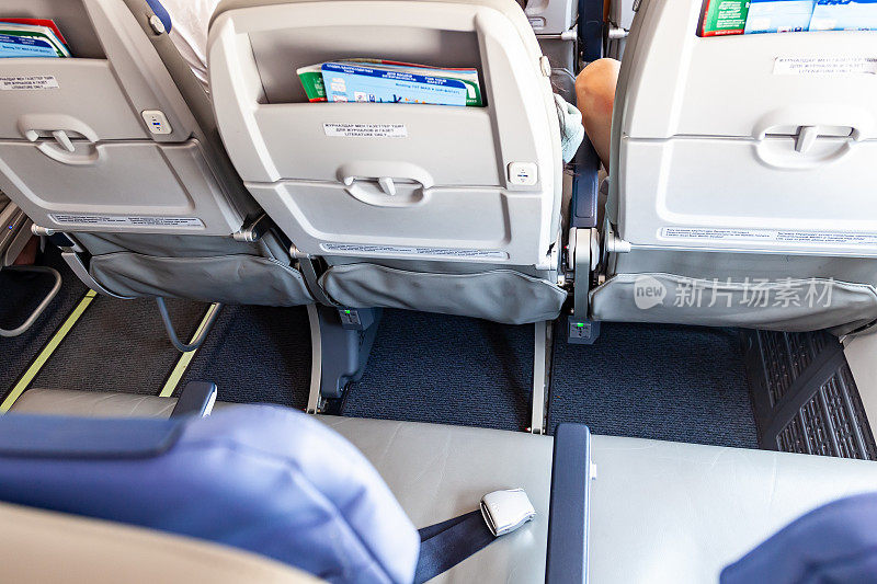 飞机客舱内的经济舱座位，座位之间的距离较小。