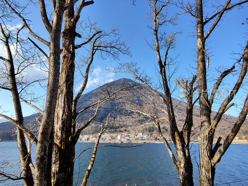 日本日光的中禅寺湖和南台山