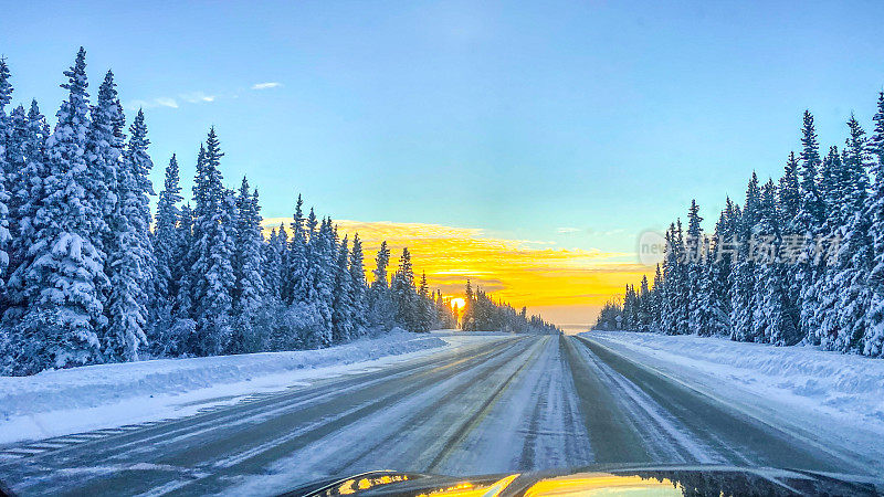 阿拉斯加的冬日之路和日出