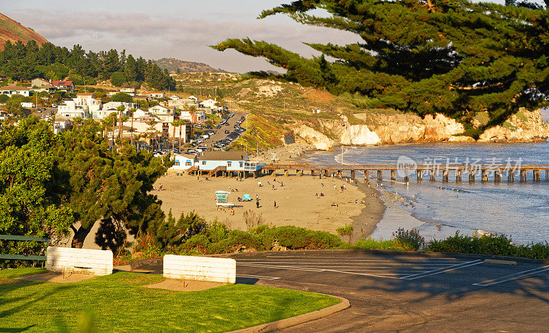 阿维拉海滩鸟瞰图，美丽的海滩小镇在日落的加利福尼亚
