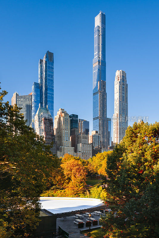秋天的中央公园，可以看到亿万富翁街的摩天大楼。纽约曼哈顿中城