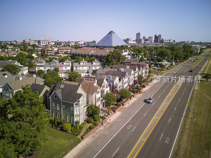 城市景观与住宅和孟菲斯金字塔。从空中俯瞰市中心商业区，孟菲斯，田纳西州