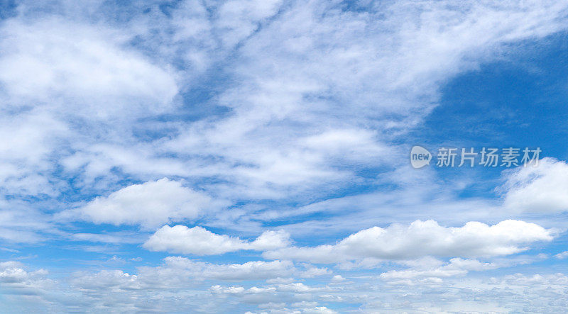 天空清澈多彩柔和，配以白云，天空白云为背景