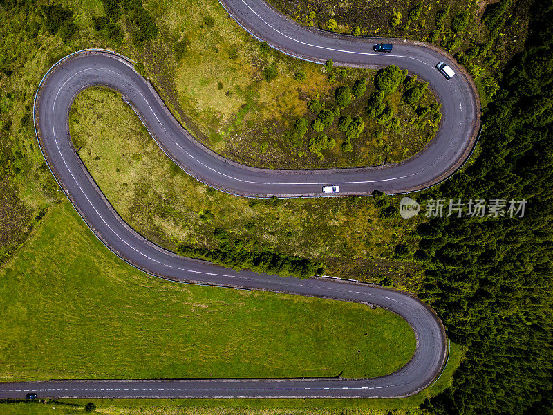 航拍图像在圣米格尔岛，亚速尔群岛，葡萄牙的山中间的道路上