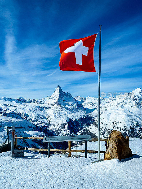 世界著名的马特峰在采尔马特上方，挂着瑞士国旗