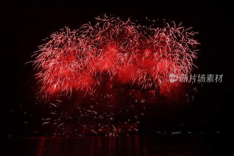 在芭堤雅国际烟花节拍摄的美丽多彩的烟花夜景