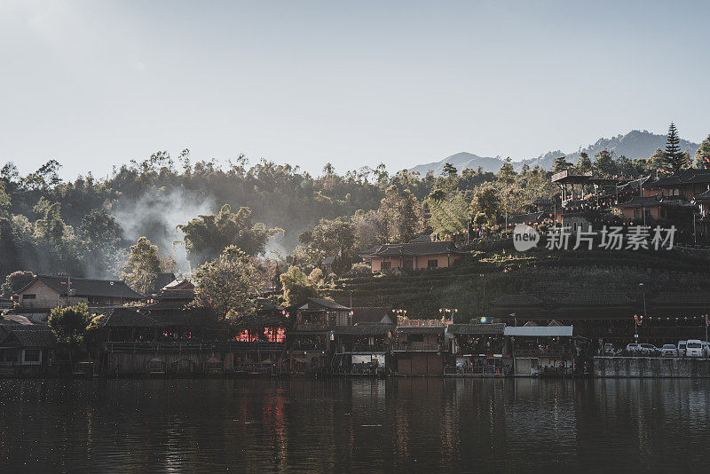 在湖上的船，班拉泰，梅洪山，泰国北部