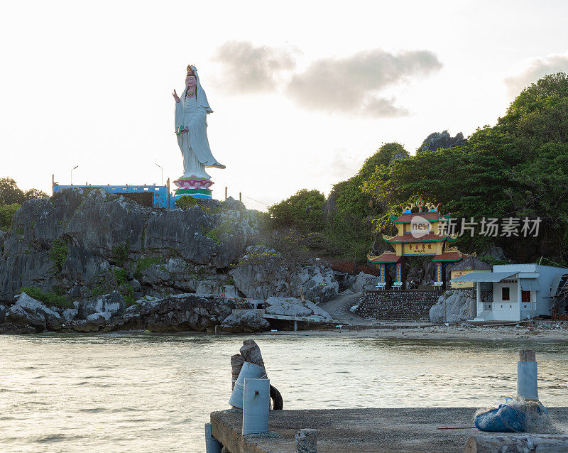 恩和岛上的景观，莲桐塔和观音佛像面朝大海，江省