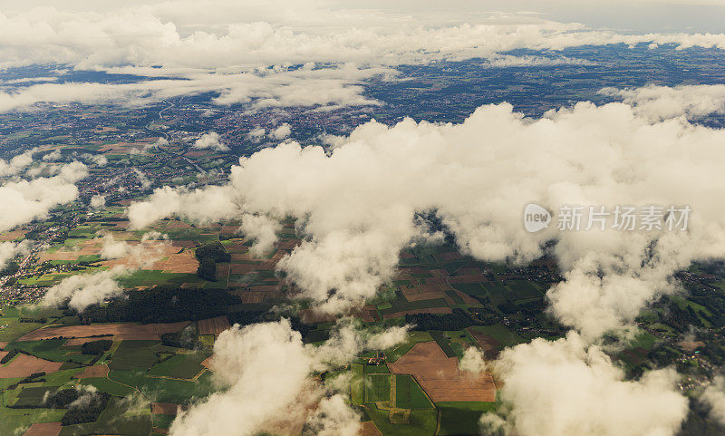 从飞机上看云和大地的美丽景色。