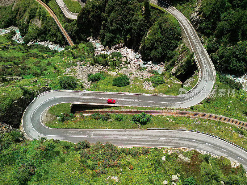 瑞士山口公路鸟瞰图