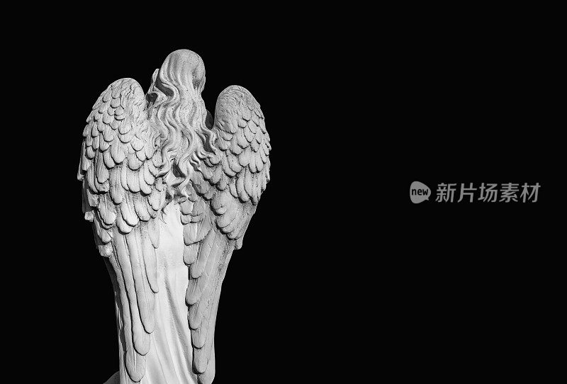 死亡。黑色背景下的黑白天使形象象征着痛苦、恐惧和生命的终结。古老的石像。副本的空间。