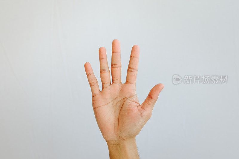 人类手指的正面视图，白色背景上的击掌手势