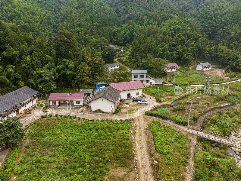 山路在山间