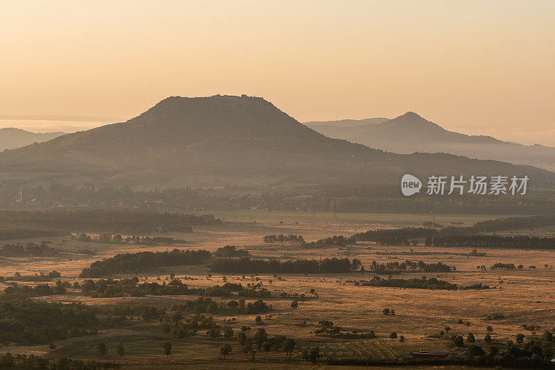 日出时巴拉顿高地的群山